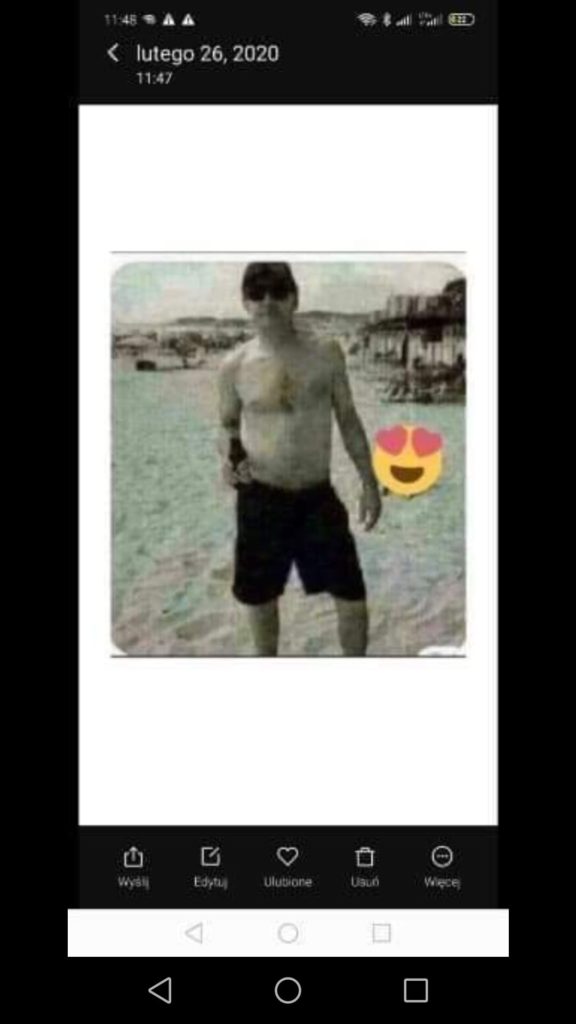 Zdjęcie, które zablokuje konto na Facebooku: Yo en la playa cuando era niño. "Pan w kąpielówkach" na plaży z emoji
